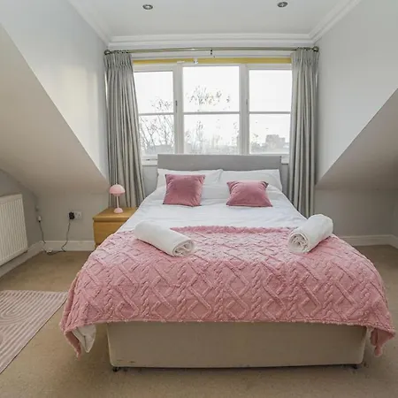 Central 4 Bed شقة ليدز