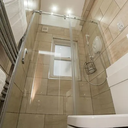 Central 4 Bed شقة