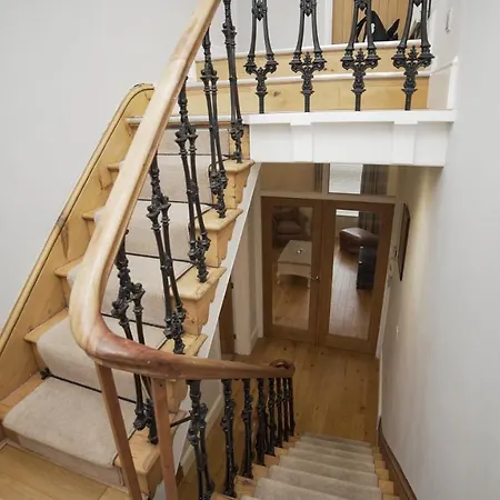 Central 4 Bed *
