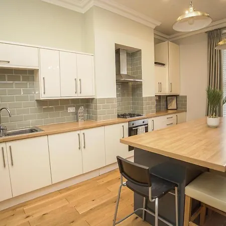 Central 4 Bed * ليدز