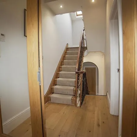 Central 4 Bed شقة