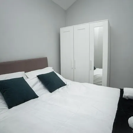 Central 4 Bed ليدز
