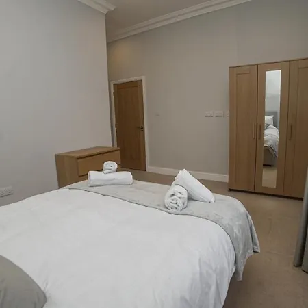Central 4 Bed ليدز