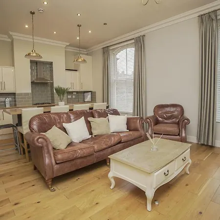 Central 4 Bed * ليدز