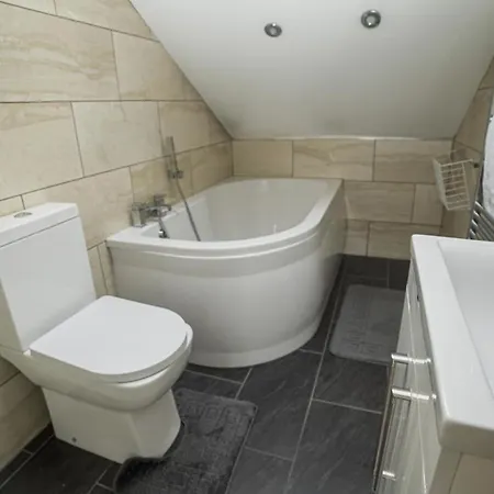 Central 4 Bed شقة ليدز