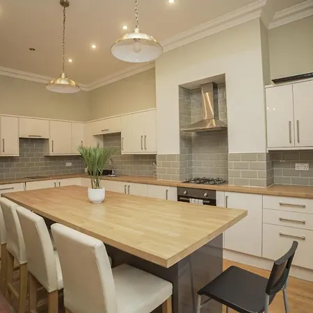 Central 4 Bed شقة ليدز