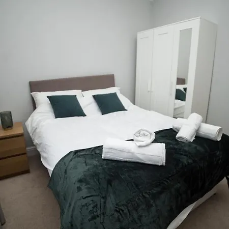 Central 4 Bed ليدز