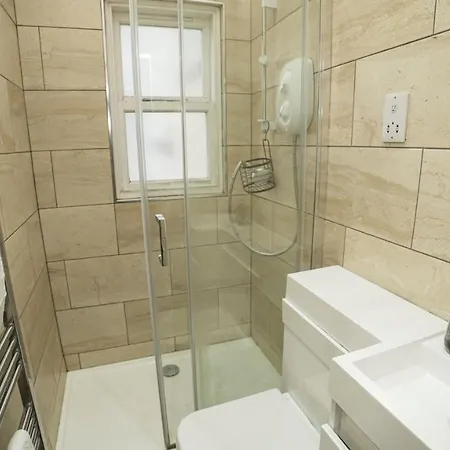 Central 4 Bed ليدز