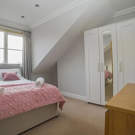 Central 4 Bed شقة