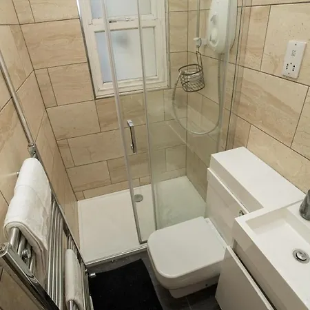 Central 4 Bed شقة ليدز