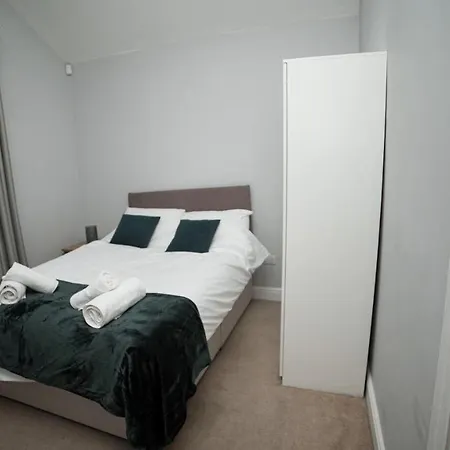 Central 4 Bed *