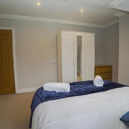 Central 4 Bed ليدز